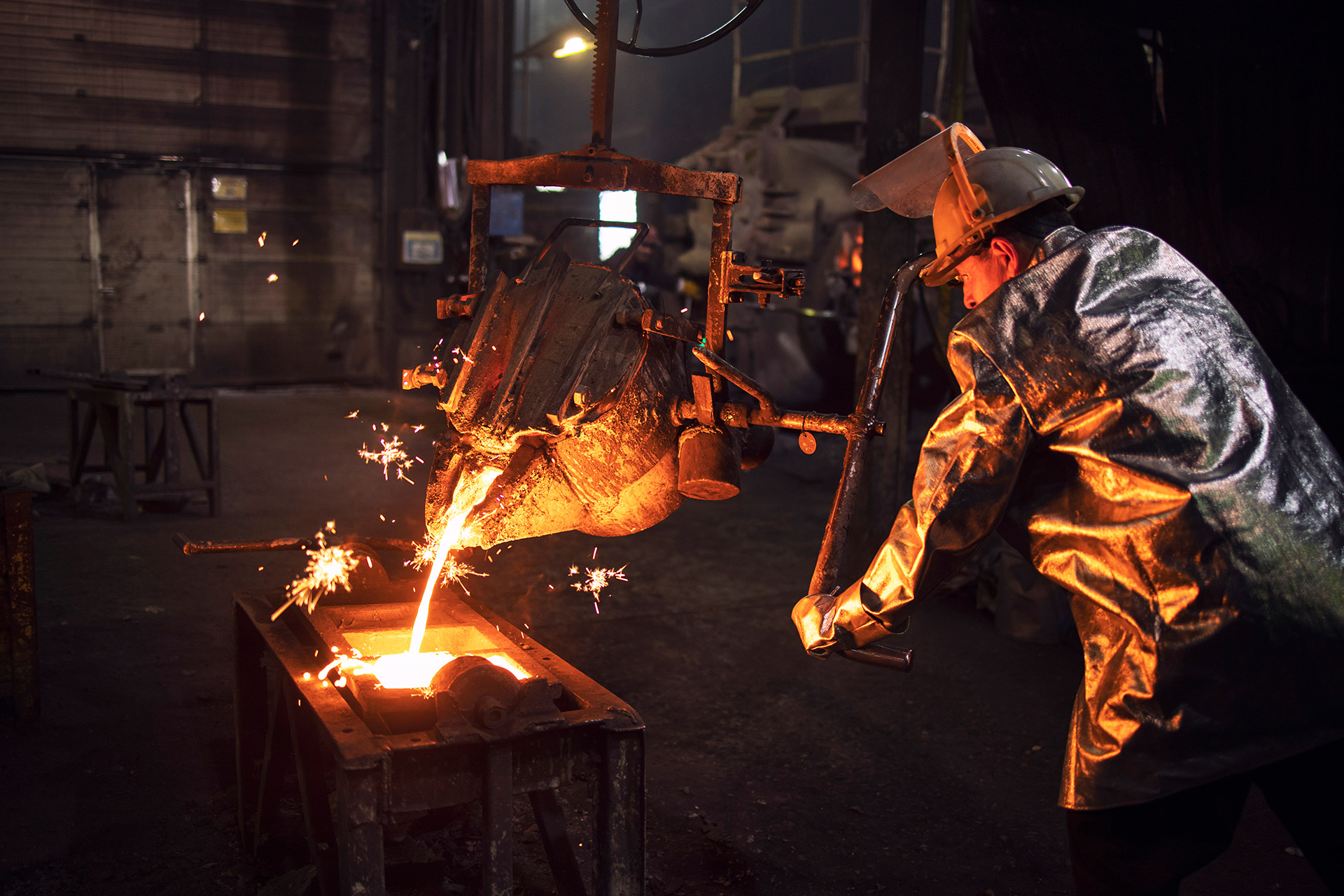 Hombre trabajando en fundición